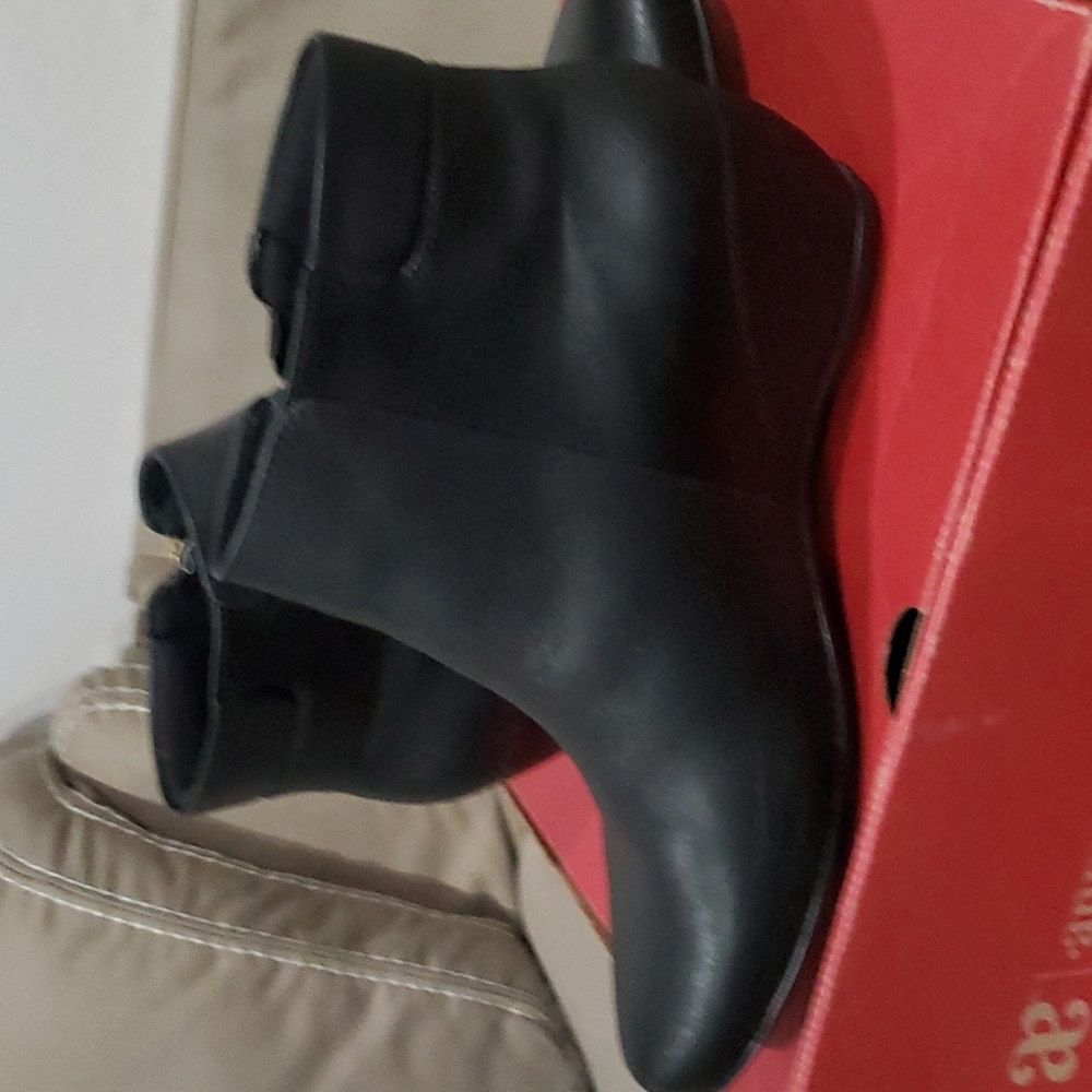 Black boots - Picture 2 of 4